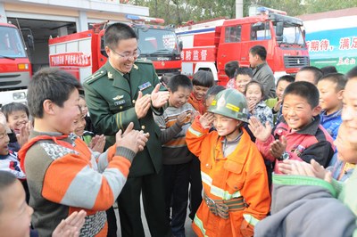 娃娃走进消防队
