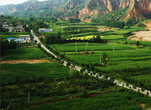 隰县山路换新颜 