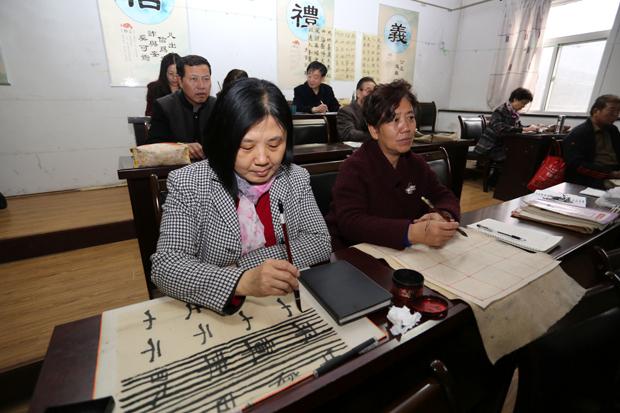 老年大学笑声多 老有所为乐夕阳