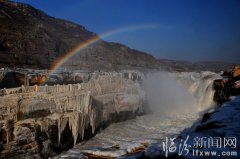壶口冬景：彩虹下晶莹剔透的自然冰雕（5张）