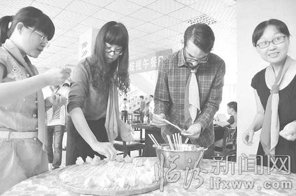 国内外爱心人士与临汾红丝带学生共享“反歧视”午餐