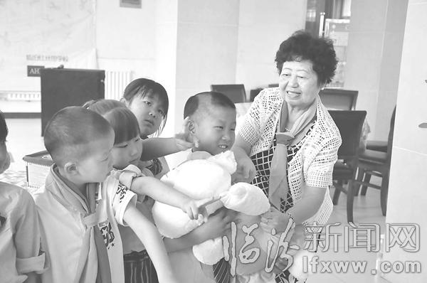 国内外爱心人士与临汾红丝带学生共享“反歧视”午餐