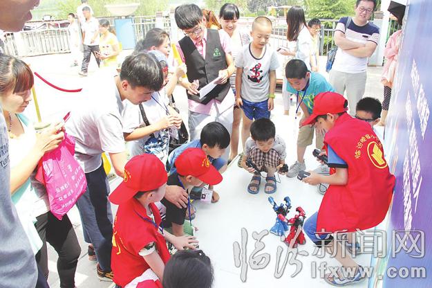 临汾小记者相聚汾河白沙滩,与一大波机器人亲密互动
