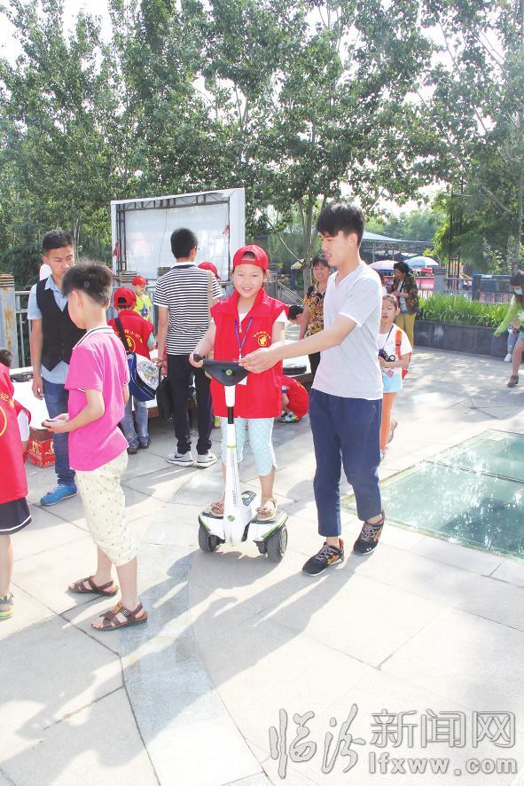 临汾小记者相聚汾河白沙滩,与一大波机器人亲密互动