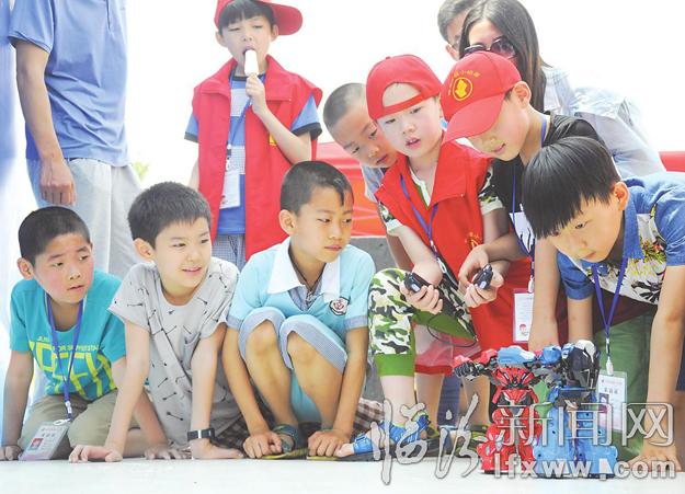临汾小记者相聚汾河白沙滩,与一大波机器人亲密互动
