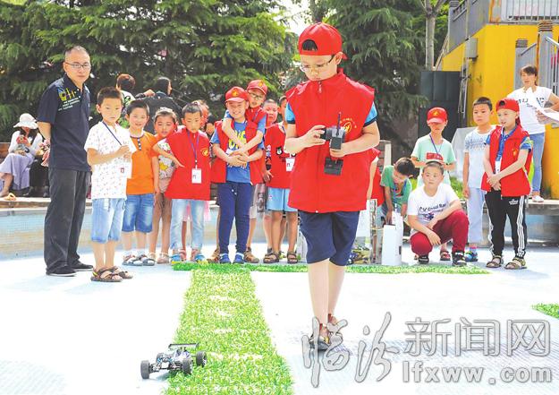 临汾小记者相聚汾河白沙滩,与一大波机器人亲密互动