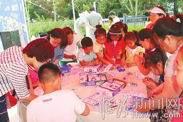 临汾小记者相聚汾河白沙滩,与一大波机器人亲密互动