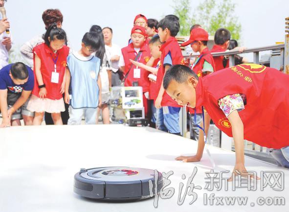 临汾小记者相聚汾河白沙滩,与一大波机器人亲密互动