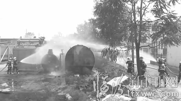 沥青厂突发火灾 尧都消防急救援