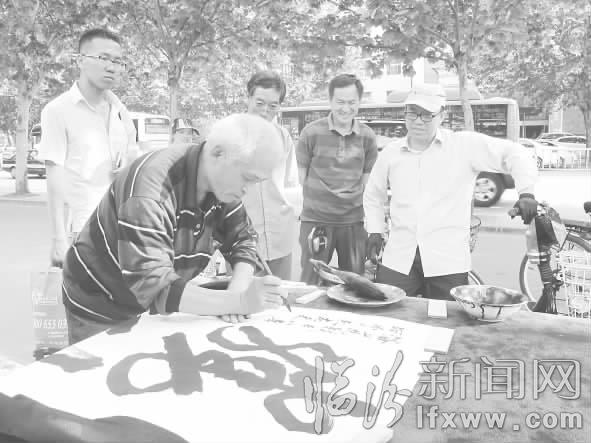 临汾七旬老翁习字不辍