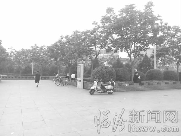 临汾鼓楼广场:禁止“携车”入内,你遵守了吗?