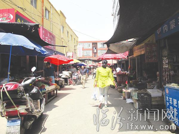 临汾市区马路摊点乱哄哄 街边市场空荡荡