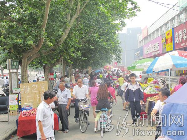临汾市区马路摊点乱哄哄 街边市场空荡荡