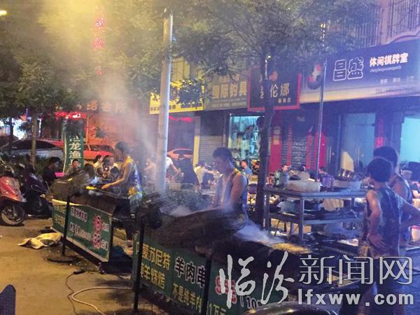 临汾市区夜市排档生意火爆 美味之下隐患犹存