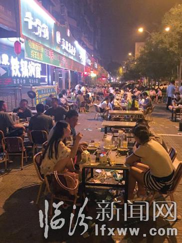 临汾市区夜市排档生意火爆 美味之下隐患犹存