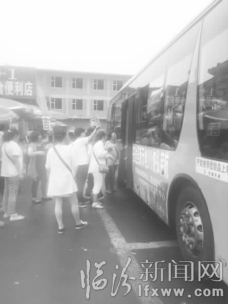 临汾尧庙附近公交站台变身班车“揽客站”