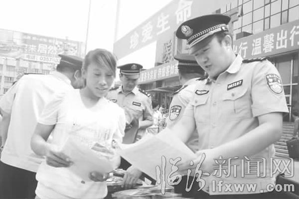 民警正在向过往旅客进行禁毒宣传。