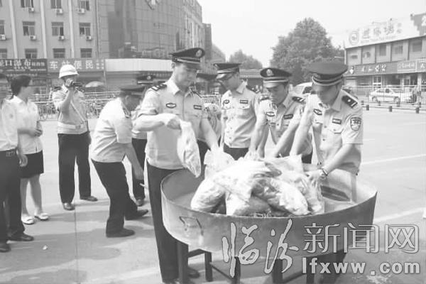 民警将缴获的毒品集中起来准备焚烧。