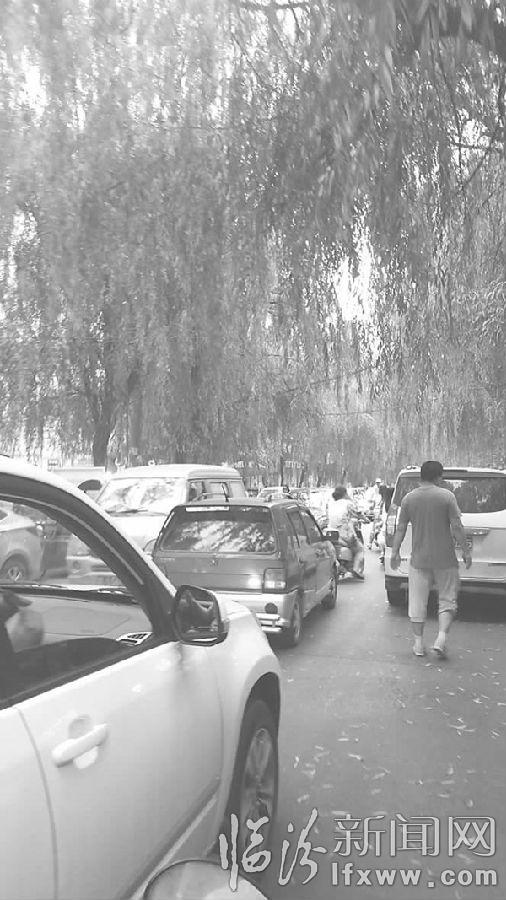 下午7时30分,体育南街拥堵依然