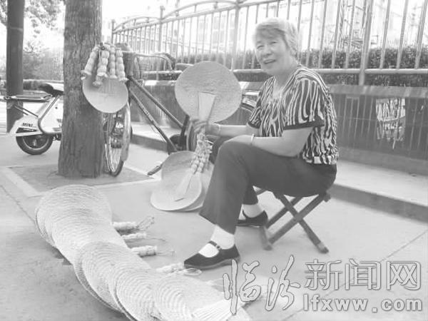 临汾老人巧手编蒲扇