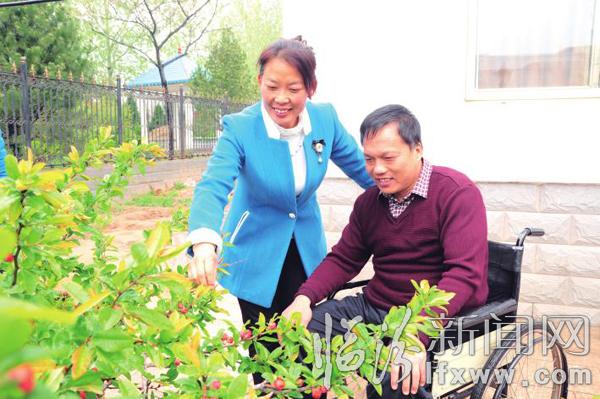 汾西好警嫂王会平18年如一日照顾瘫痪丈夫