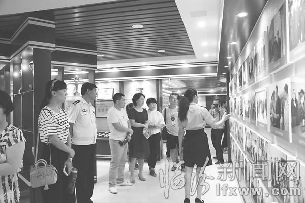 特邀律师、记者参观临汾市公安局荣誉室。