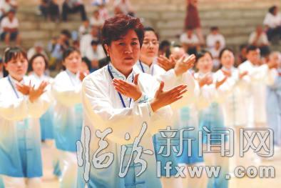 临汾市第四届运动会尧晋商学会杯太极拳比赛在临钢体育场拉开帷幕