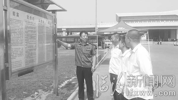 工作人员正在向驻站经营的出租车司机讲解相关内容。