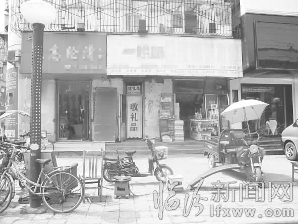 临汾店前乱停车 店主设路障