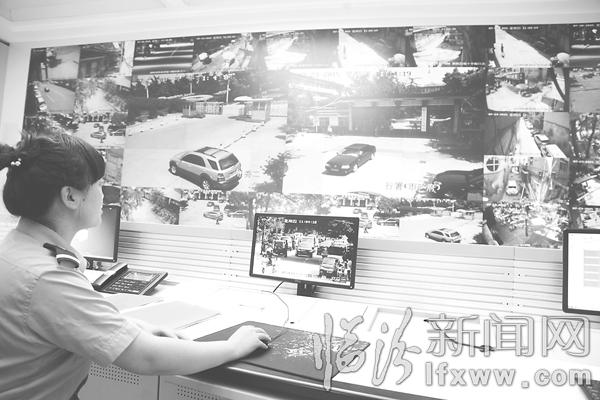 110指挥中心民警正在对街面实施动态监控。