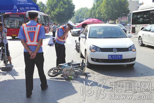 临汾十字路口看交通文明