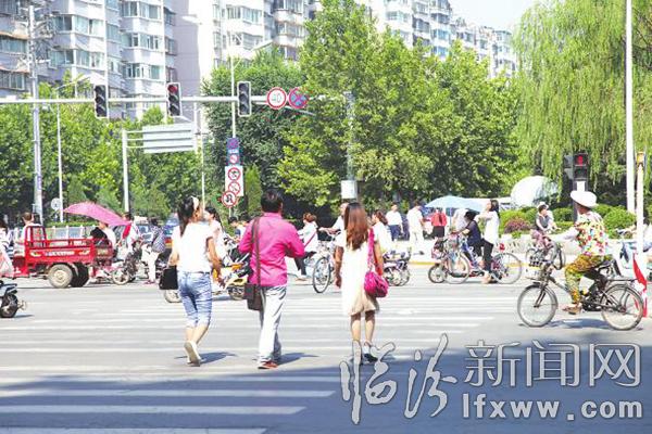 临汾十字路口看交通文明