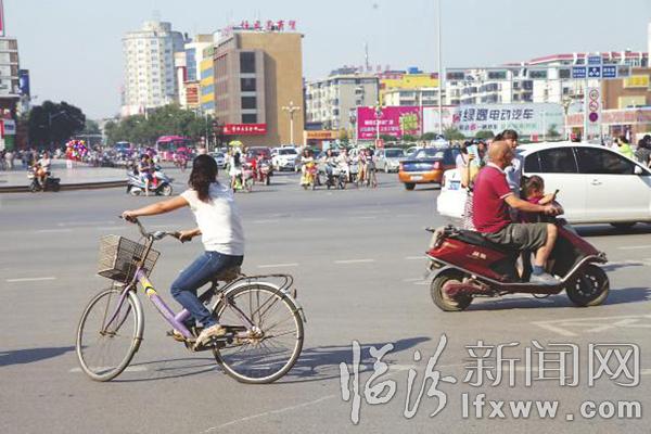 临汾十字路口看交通文明