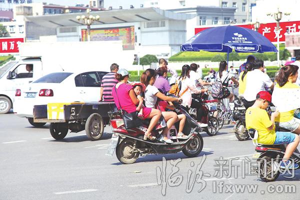 临汾十字路口看交通文明