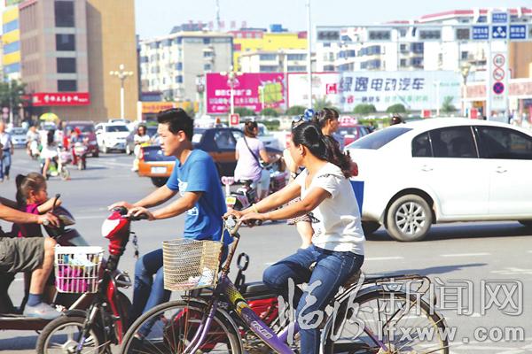 临汾十字路口看交通文明