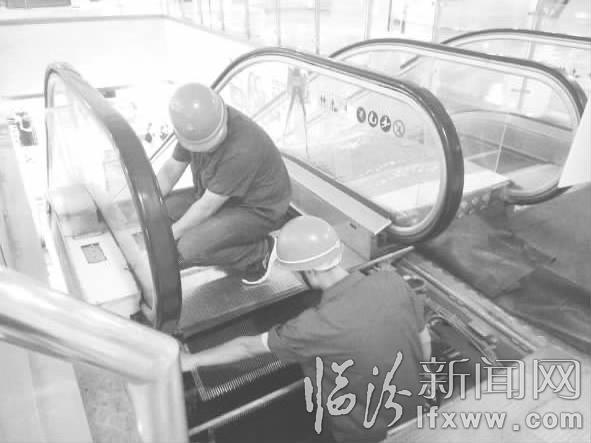 电梯安全检修。