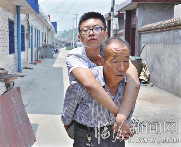 乡宁县下善村农民连喜祥十五年背出大学生儿子