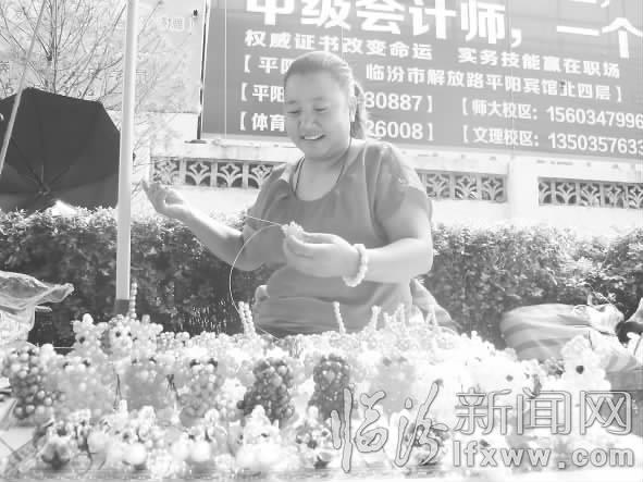 临汾“串珠达人”李秋菊:一双巧手编尽世间物