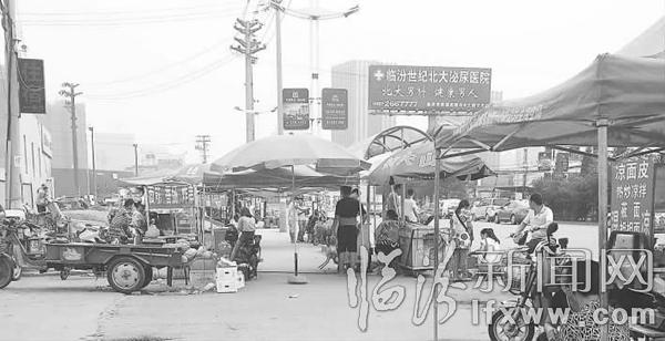 摊贩占道经营 市民通行受阻