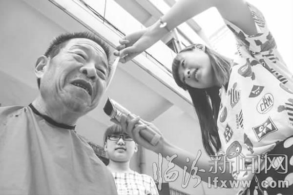 临汾志愿者送关爱进社区