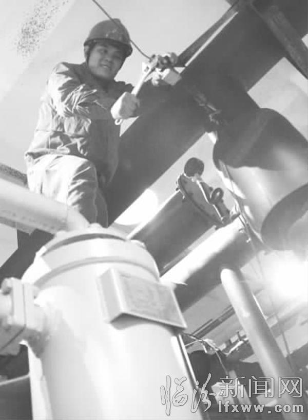 工作人员正在现场检修