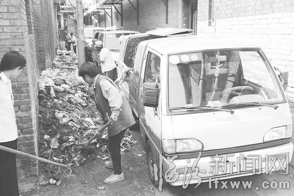 环卫工人正在清理东赵北三巷的垃圾。