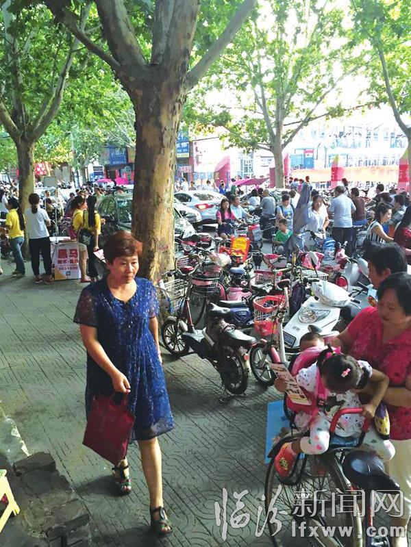 临汾:校门口拥堵成常态 顽疾何时能缓解?