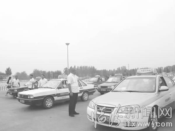 临汾新象:的哥自发“站岗” 维护客运环境