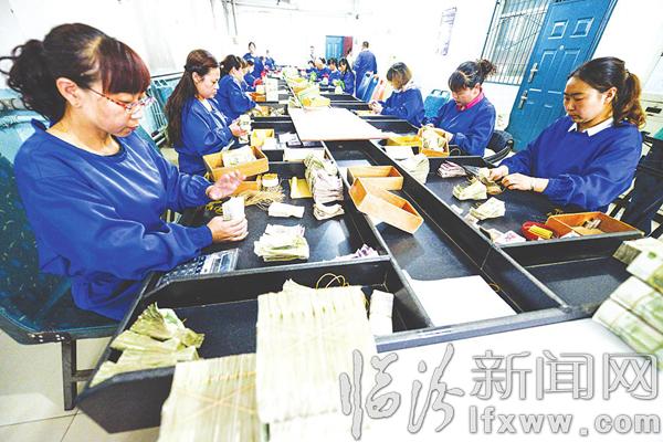 临汾公交公司:小小零钞 数钱数到手抽筋