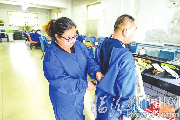 临汾公交公司:小小零钞 数钱数到手抽筋