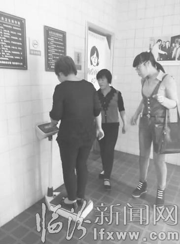 临汾市民:别让公厕里的体重秤“受伤”