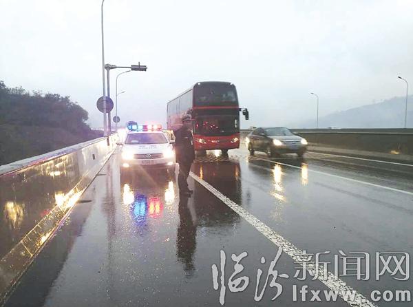 临汾高速交警:坚守风雨一线护航返程高峰