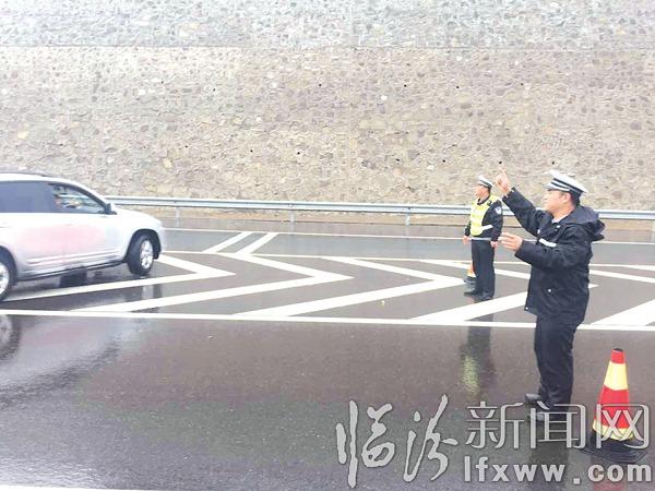 临汾高速交警:坚守风雨一线护航返程高峰