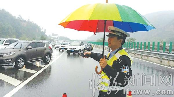 临汾高速交警:坚守风雨一线护航返程高峰